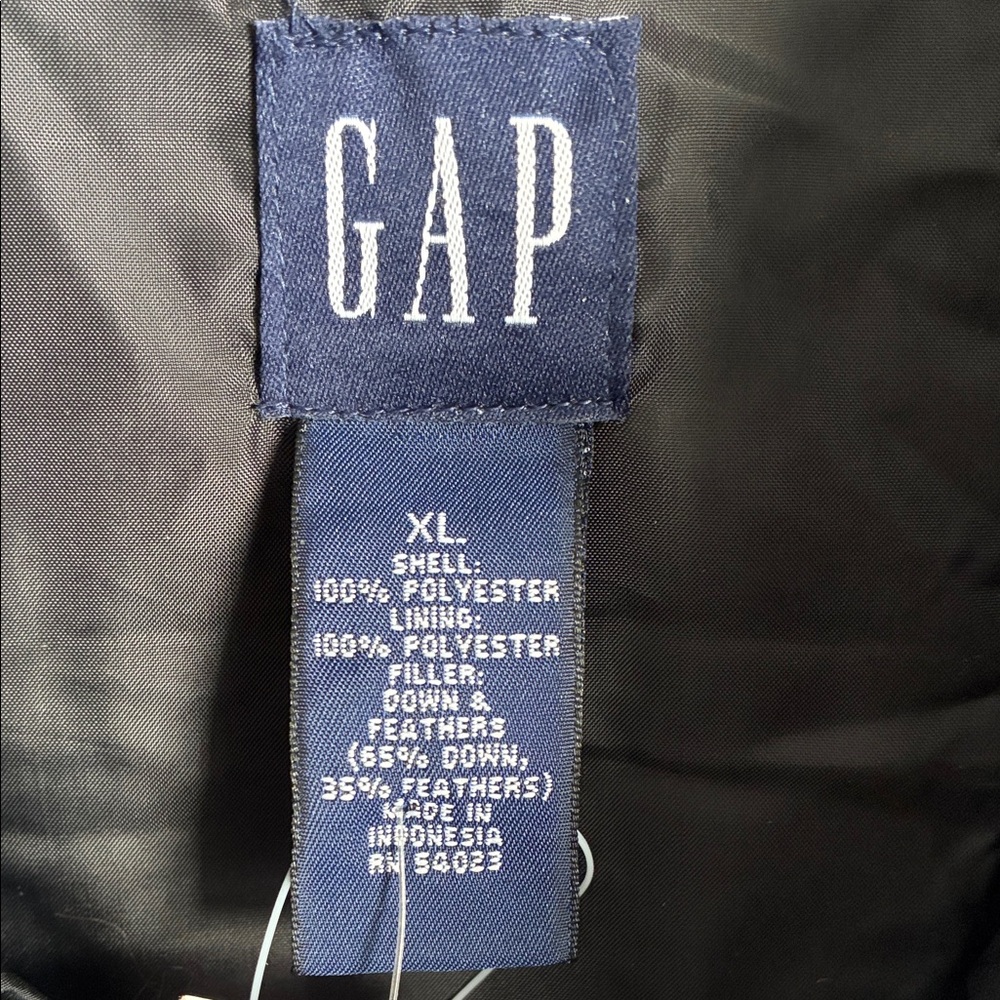 GAP Women's Black Puffer Vest - Picture 2 of 7